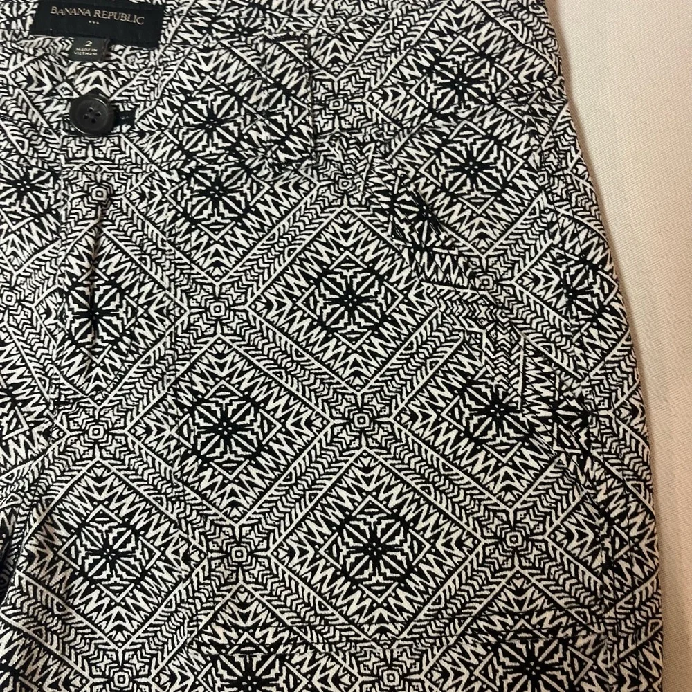 2/$20 - Stylish Black and White Banana Republic Boho Aztec Patterned Shorts - S - Picture 4 of 10